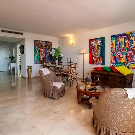 Ref 118 Zeezicht, 3 Slaapkamers, 2 Badkamers, 2 Grote Zwembaden Appartement *